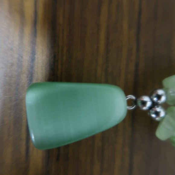 Light Green Stone Necklace/Pendant and Matching Dangle Earrings - Picture 5 of 7